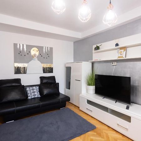 Central Apartment Targu-Mures Bagian luar foto