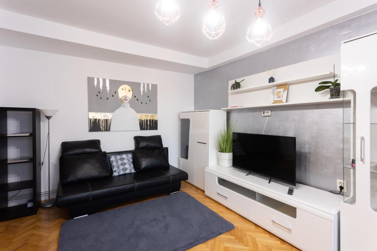 Central Apartment Targu-Mures Bagian luar foto