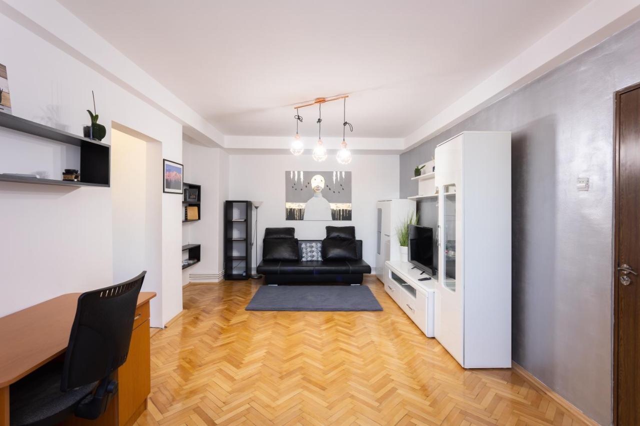 Central Apartment Targu-Mures Bagian luar foto